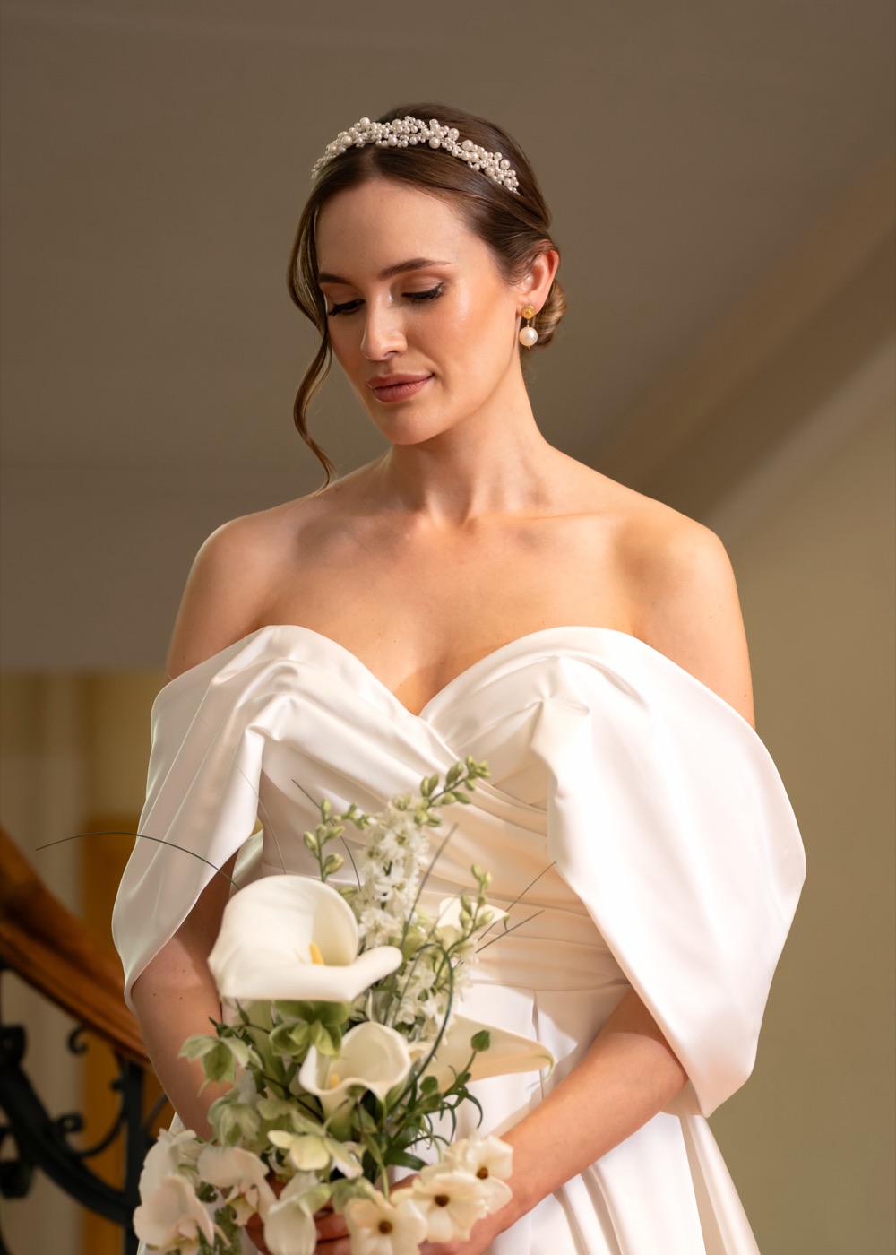 Braut mit Diadem und weissem Strauss