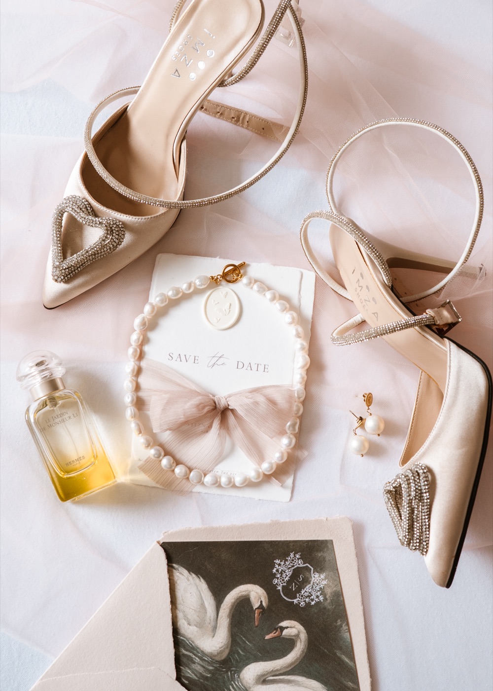 Brautschuhe, Parfum und Papeterie von oben