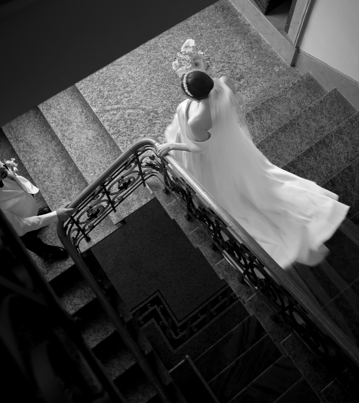 Braut auf einer Treppe, von oben fotografiert, schwarzweiss